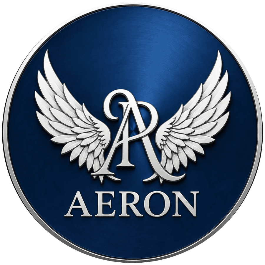 Médaillon AERON : ailes d'argent et monogramme AR sur fond bleu marine